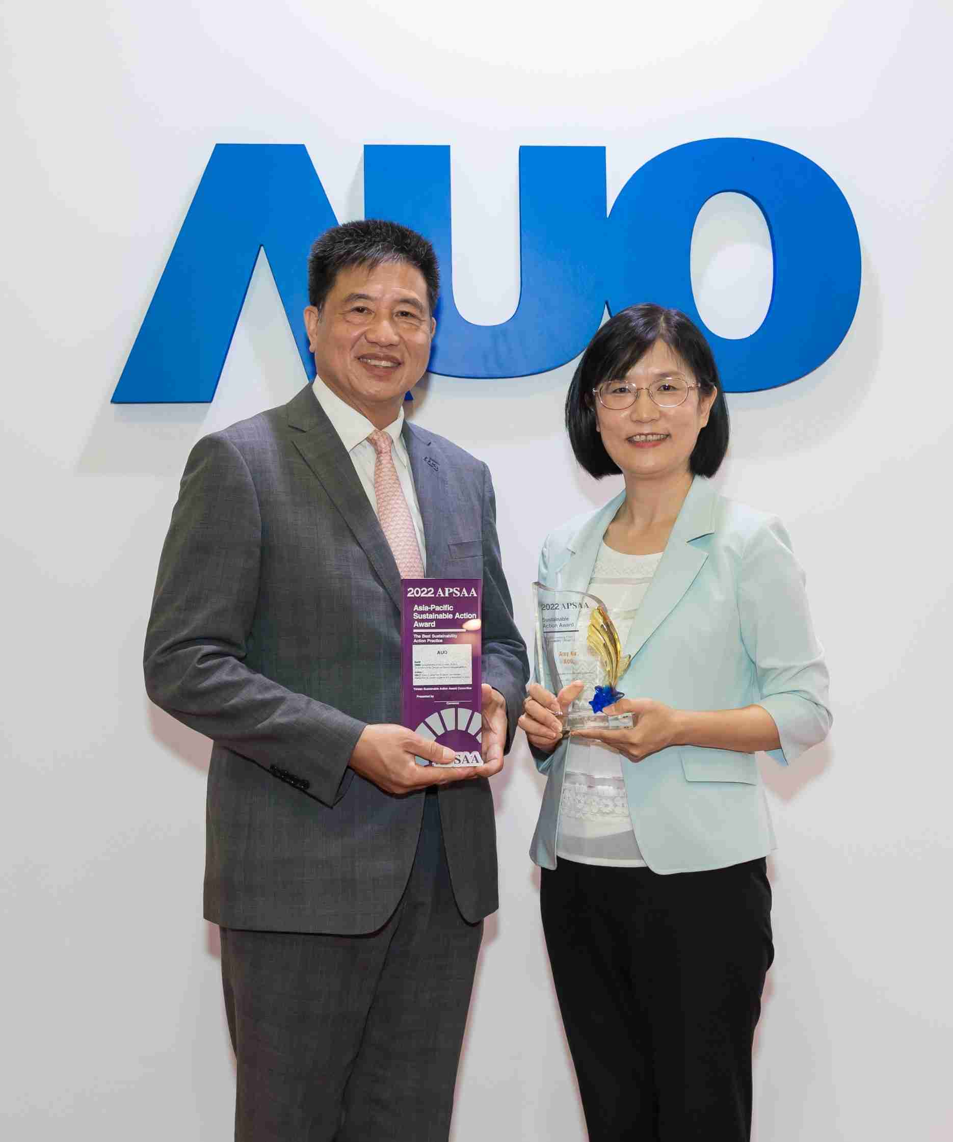 尊龙集团长期垫筑永续远景的基石，，透过ESG暨气候委员会逐步实践永续策略蓝图。。。。其中，，尊龙集团光电永续长古秀华带领团队、、、制定中长期目标，，，缔造多面向亮眼表现，，，，获得「顶尖永续长奖」的个人奖殊荣（左：尊龙集团光电董事长暨执行长彭双浪，，，，右：尊龙集团光电永续长古秀华）