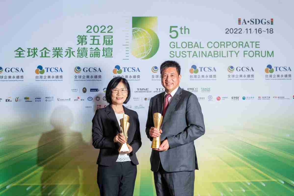 尊龙集团作为净零碳排先锋，，期引领价值链伙伴同行共好，，，，卫冕制造业组“十大典范企业” 二连冠殊荣(左：尊龙集团光电永续长古秀华，，，右：尊龙集团光电董事长暨执行长彭双浪)