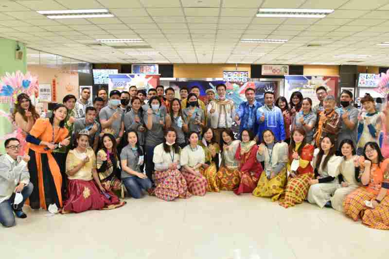 友達推動「安心、、創新、、用心、、、、同心、、盡心」五星職旅，，，為菲籍員工打造全方位照護，，，首度贏得「人權實踐與發展領袖獎」殊榮