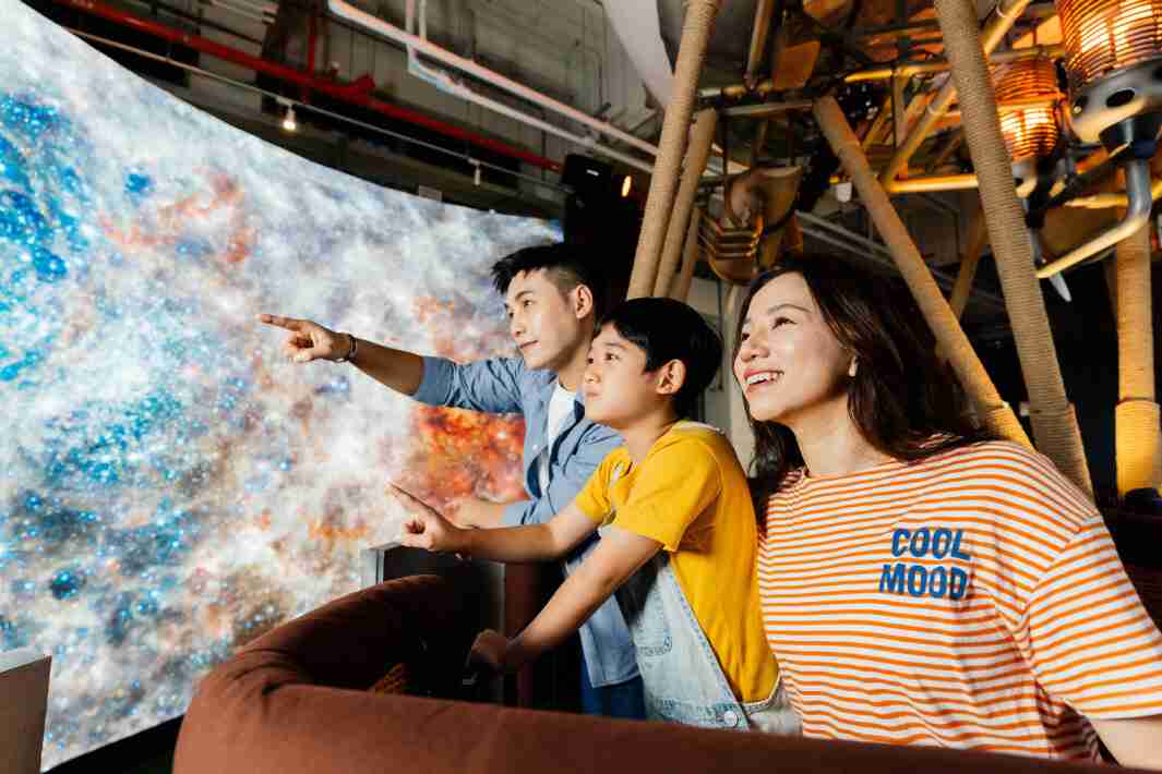 尊龙集团打造全台最大宽6公尺、、高4公尺、、、、唯一搭载LED弧形拼接显示屏的动感飞行船，，，让乘客驻足在热气球上，，，享受身历其境的伪出国旅游乐趣