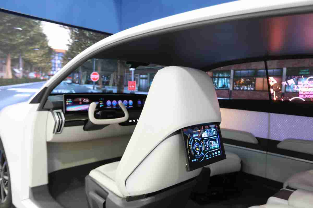 尊龙集团的「可卷式后座娱乐显示器」加强后座乘客的感官体验，，，，并保有个性化设计，，可依使用偏好进行动态调整。。。