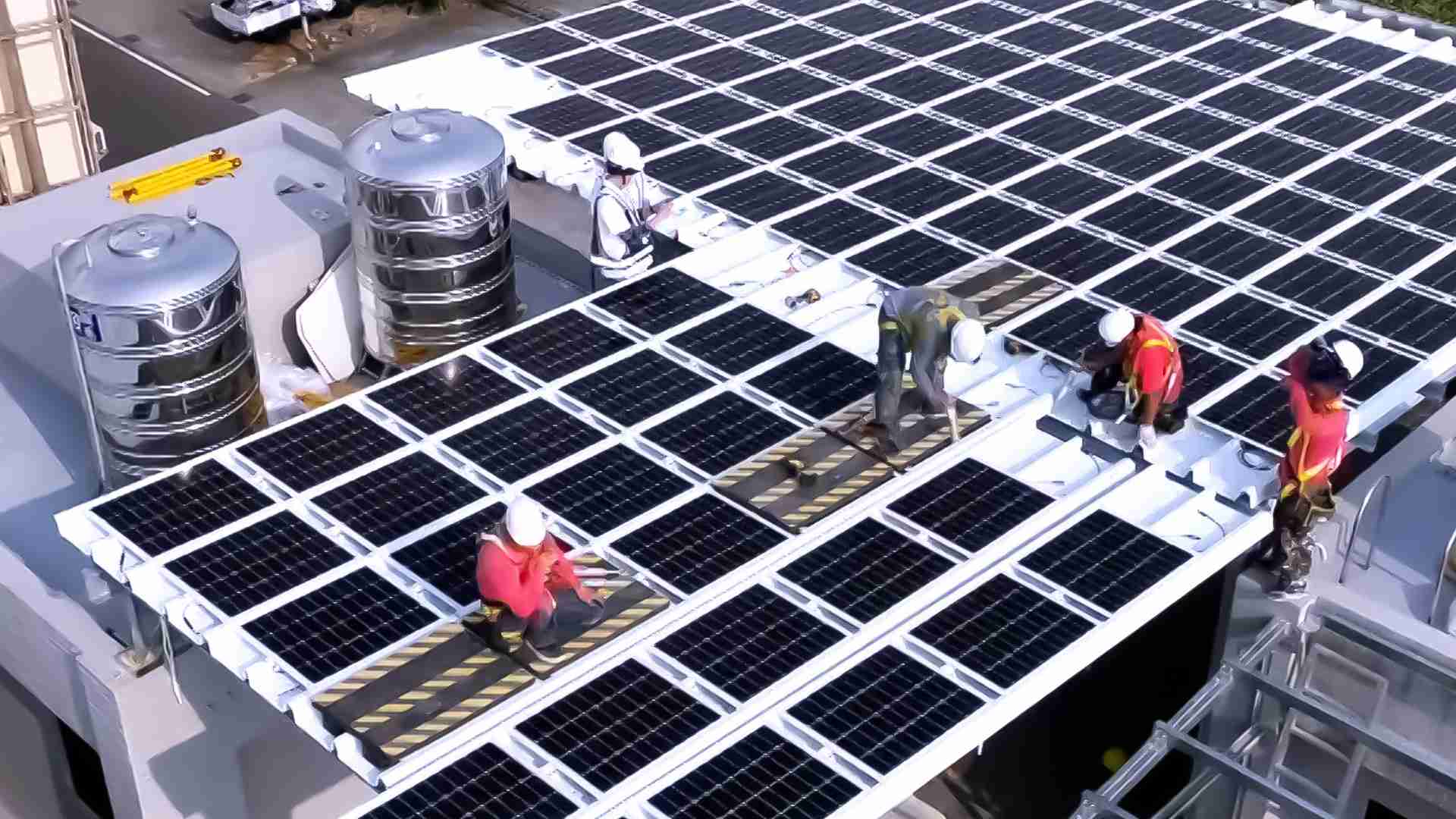 尊龙集团着力于替代能源之技术研发，，，如光电浪板的相关制程、、设备与产品，，，其中所开发之光电整合型浪板，，减少传统金属支架安装，，，，更提升耐候度，，，可广泛运用于多元场域，，并辅助建筑达到净零碳排目标