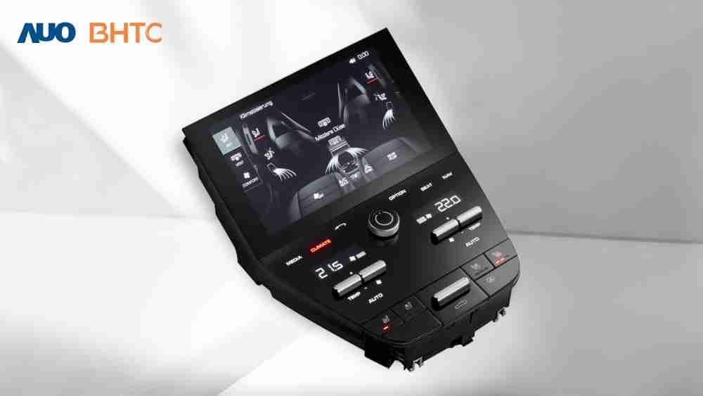 作為友達新生力軍，，BHTC所展示的中央與後座鞍部的Display HMI產品，，，可處理多區恆溫控制、、、、顯示畫面，，，，呈現仿真3D車室分區；以力傳感技術精準傳遞觸感，，並結合音量及震動反饋，，，，防止意外啟動，，，提供使用者自然流暢、、直觀且輕鬆駕馭的舒適介面