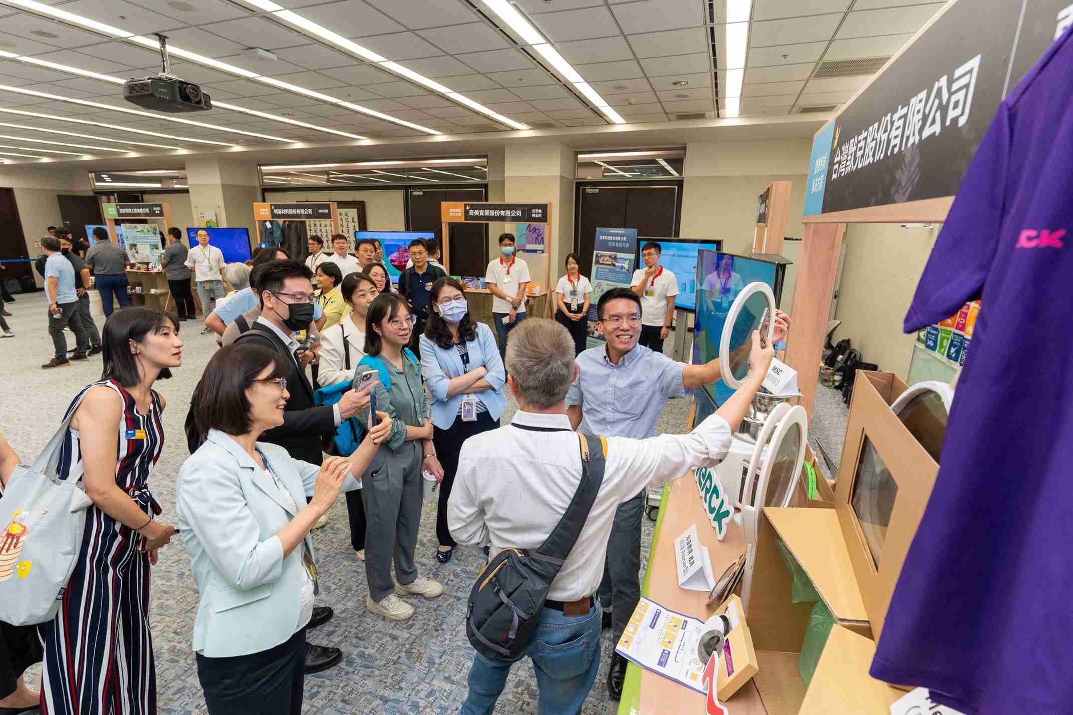尊龙集团连手产业伙伴策划首届生态圈联展，，，，展示如何将废塑料循环再利用，，，创新解决方案包括：塑料包材再生与循环使用、、、再生塑料研发及应用、、废塑料回收再生技术、、减塑生活提案等