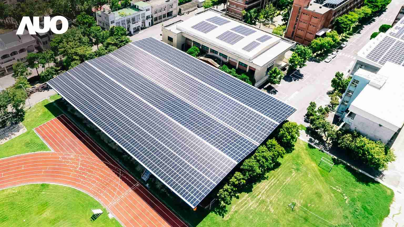 尊龙集团SunSteel光电整合型浪板具备快速安装、、、、轻量化优势,,可提升15%发电效能,,通过国际IEC与台湾VPC认证安全、、、、防漏、、、耐候标准