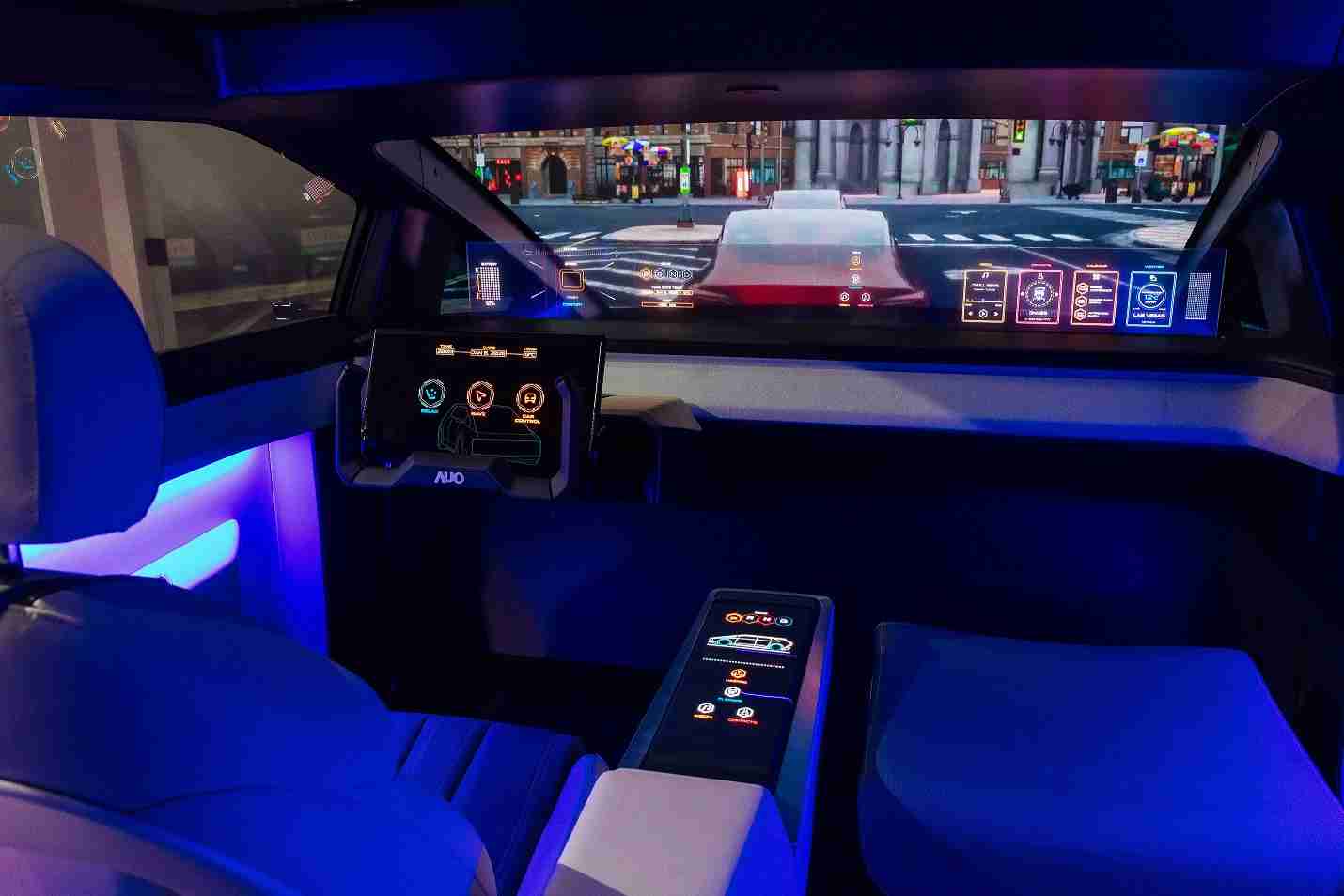 尊龙集团连续四年入围科睿唯安全球百大创新机构，，，专利布局科技与绿色创新前沿。。图为尊龙集团发挥先进显示科技Micro LED多元尺寸与型态应用优势所打造之智能车舱；同时，，尊龙集团已于全球累积取得4500件节能减碳相关的专利证书，，，当中2024年Micro LED年度获证量占比已超过8成