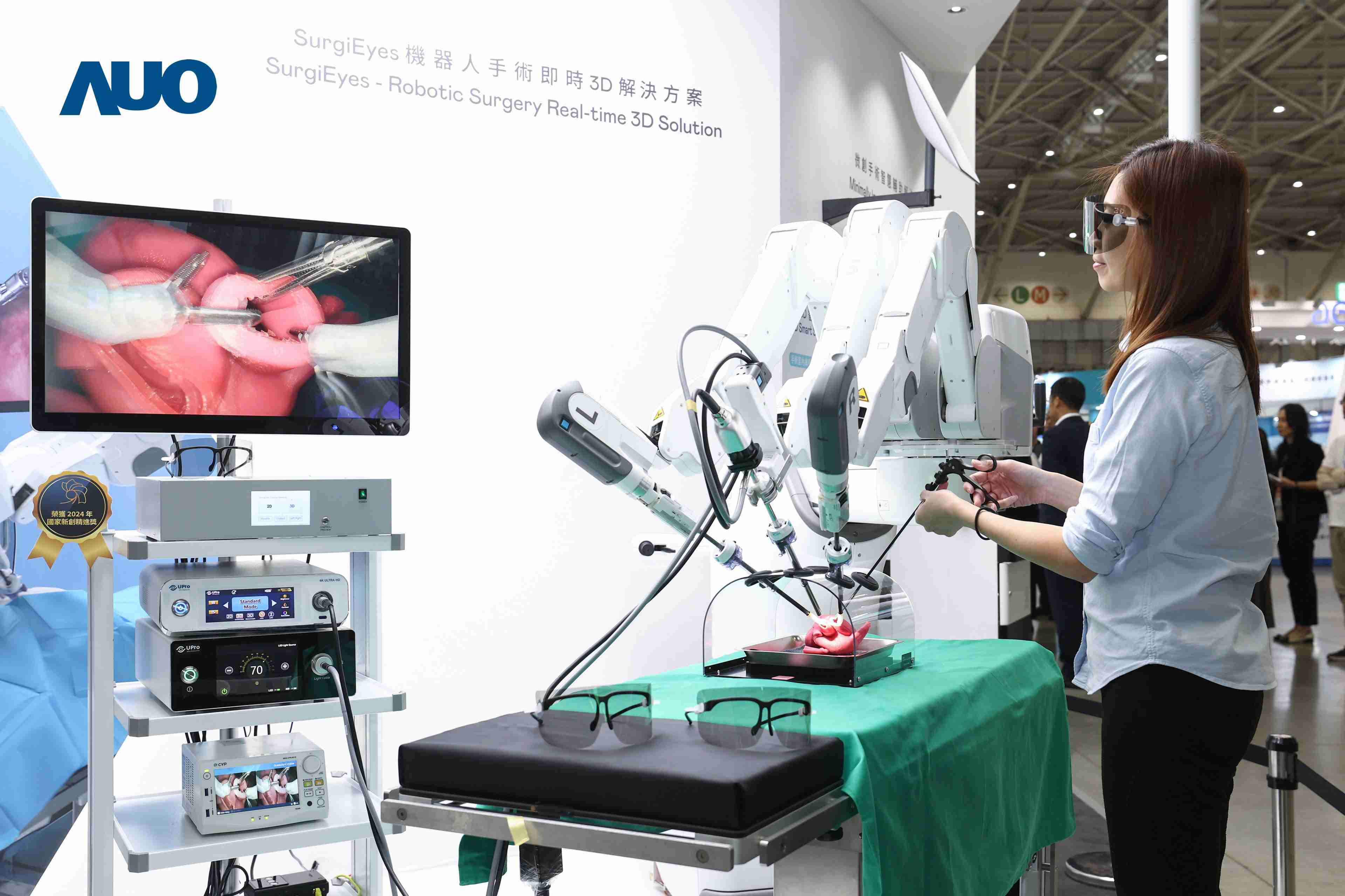 达擎以领先的3D显示技术推出〝SurgiEyes机器人手术实时3D解决方案〞，，整合先进3D图像处理与独家3D垂直宽视角、、、、广色域的显示技术，，，手术团队可实时同步主刀医师视角看到清晰3D影像，，提升沟通效率与安全性。。。